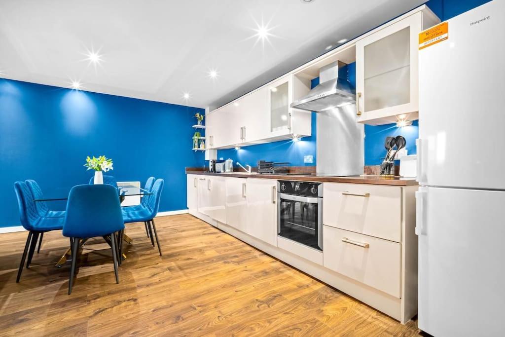Top Floor City Centre Apartment - Sleeps 7 - 4 Beds - With Balcony And Parking - Smart Tv'S On Each Bedroom Wall - 5 Mins From Bullring, Selfridges, Moor Street Station - By Zena Stays Birmingham Esterno foto